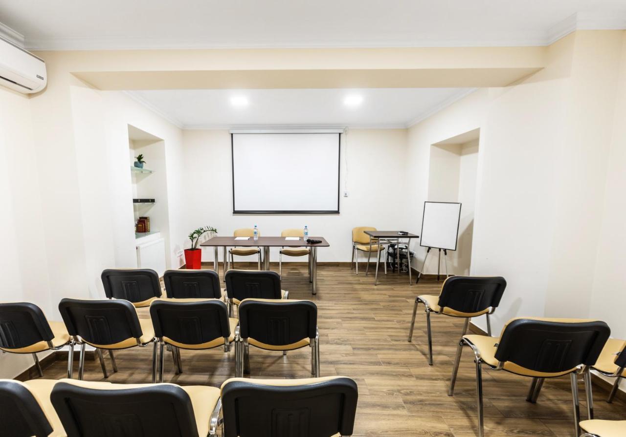Antares Apart Hotel Lviv Extérieur photo
